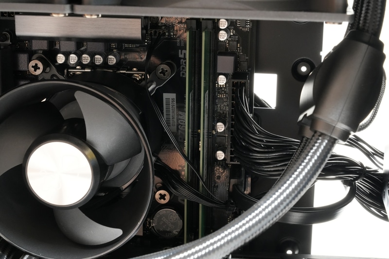 DIMMスロットは2基。貸出機にはSK Hynix製「HMCG78MEBUA081N」が2枚装着されていた