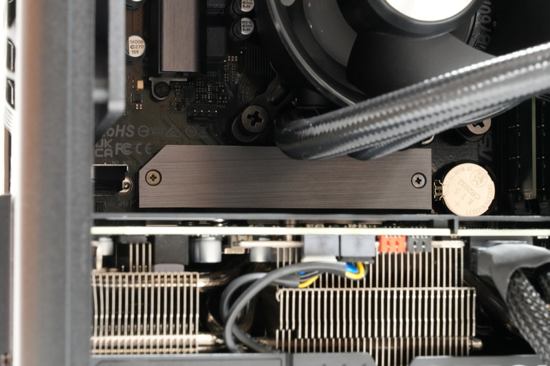 システムストレージにはPCIe 4.0 x4接続SSD「SOLIDIGM SSDPFKNU010TZ」(リード4125MB/s、ライト2950MB/s)が搭載。M.2 SSD用スロットがもうひとつ用意されているが、アクセスするにはビデオカードをはずす必要がある