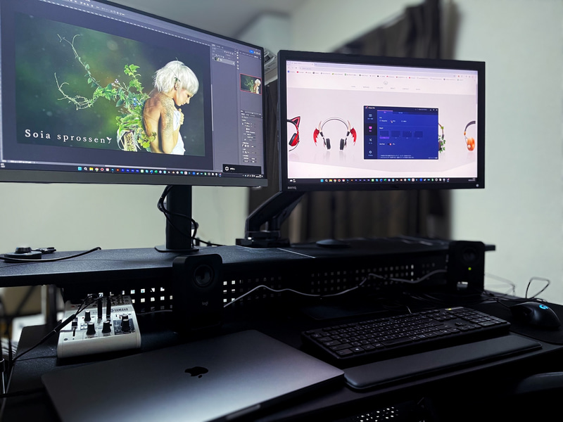 パパ氏の環境。右が私物のベンキュー「PV270」。左が今回試用してもらった「<a href="https://bit.ly/3TF23vL" class="n" target="_blank">PD2706UA</a>」