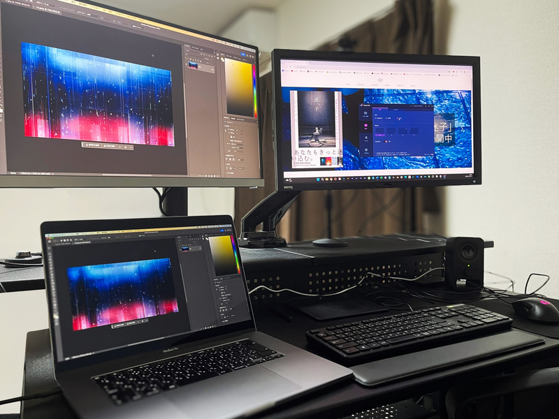 パパ氏の環境で、MacBookProの映像をPD2706UAにUSB Type-Cで映しているところ