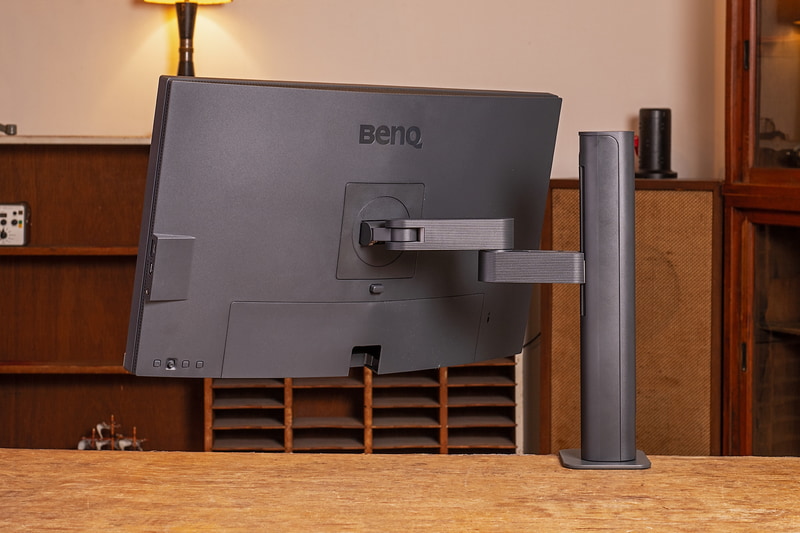 PD2706UAには標準でアームが搭載されている。アームが付属しない「PD2706U」も販売されている