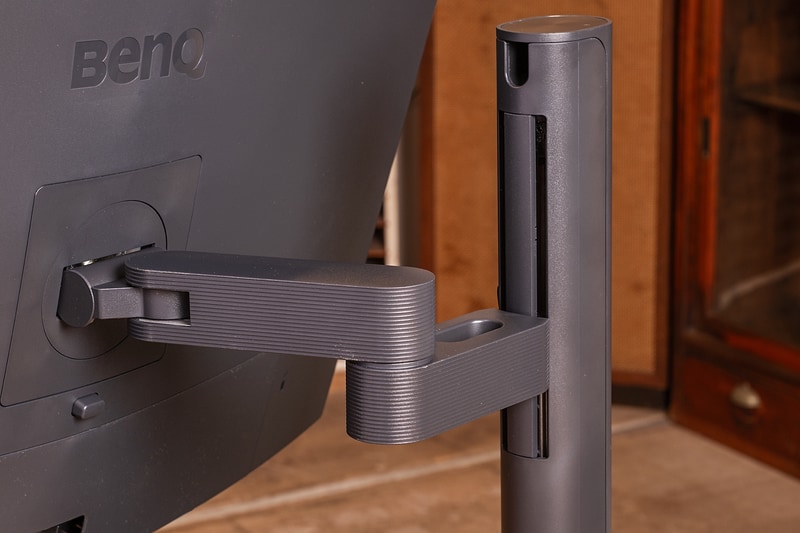 PD2706UAには標準でアームが搭載されている。アームが付属しない「PD2706U」も販売されている