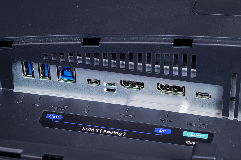 下部にある入力端子。PCを2台つなぎ、USBにキーボード&マウスをつなぐと、2台のPCでキーボード&マウスを共有できる
