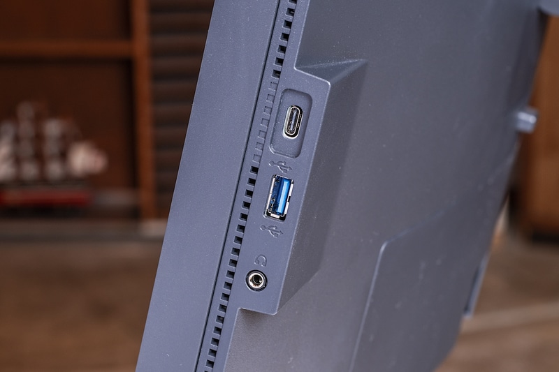 側面にある入力端子