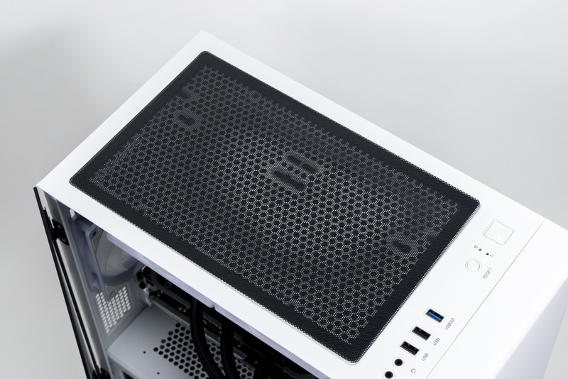 天面のほとんどは通気孔となっており、ダストフィルタもマグネットなのでツールレスで取り外し可能