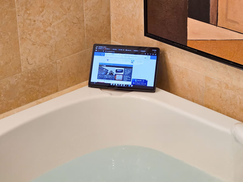 お風呂でも使える防水タブレット「Galaxy Tab S9」。なお、水場での長時間使用や湯船に浸かるといったことは控えたい