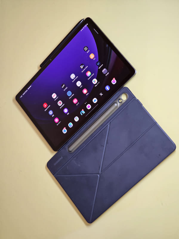 Galaxy Tab S9とオプションで販売されている「Galaxy Tab S9｜S9 FE Book Cover Keyboard Slim」(通称スマートブックカバー)の裏側だけ……液晶面を保護するカバーと2つのピースで構成されているが、重さの関係で裏側だけつけている、本体だけだと498gで裏面カバー、ペンと合わせて702g