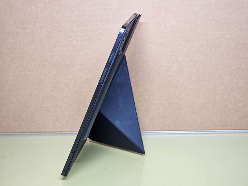 スマートブックカバーのスタンドを使うと縦にも横にも自立させられることが可能で、コンテンツ消費がはかどる。ただ、形状の関係で後ろ方向にはある程度の設置面積は必要になるのが玉に瑕