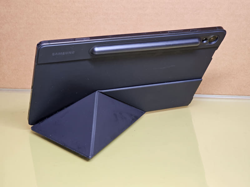 スマートブックカバーのスタンドを使うと縦にも横にも自立させられることが可能で、コンテンツ消費がはかどる。ただ、形状の関係で後ろ方向にはある程度の設置面積は必要になるのが玉に瑕