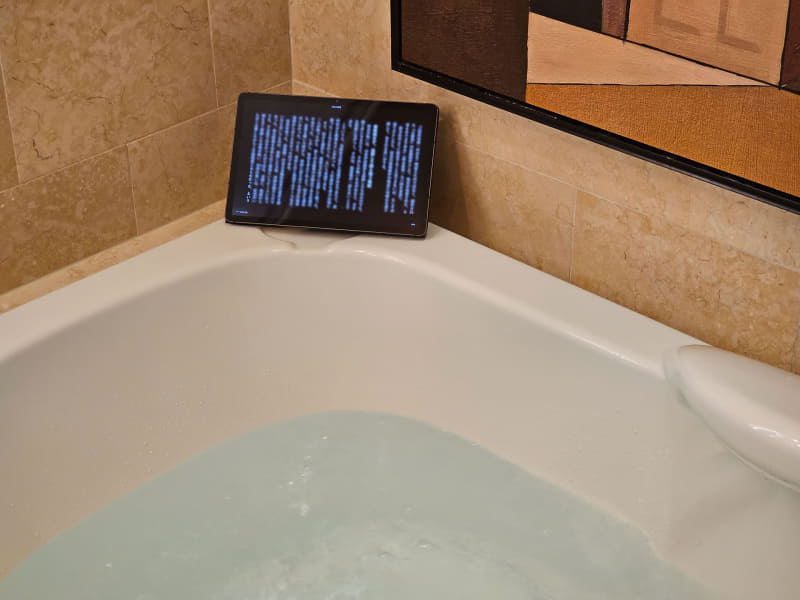 滞在中のホテルのお風呂で、Kindleアプリで書籍を読んでいるところ