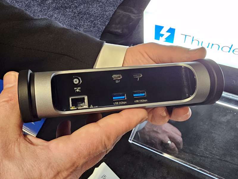 前面には2ポートのThunderbolt 5(ダウンストリーム)、SDカード/microSDカードスロット、オーディオポート、USB Type-A(10Gbps)