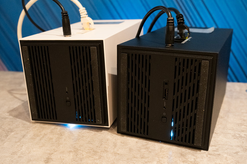 底面。5G対応のConnect X7 5G CPE(右)には中央にNano SIMカードスロットがある