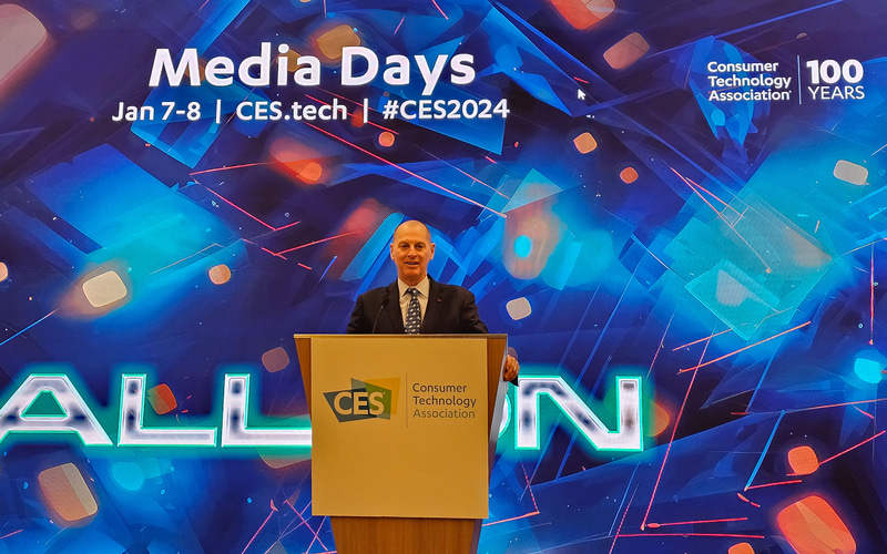 100周年を迎えたCTA、CES 2024年のテーマは「ALL ON」、中央はCTA 社長 兼 CEO ゲイリー・シャピロ氏