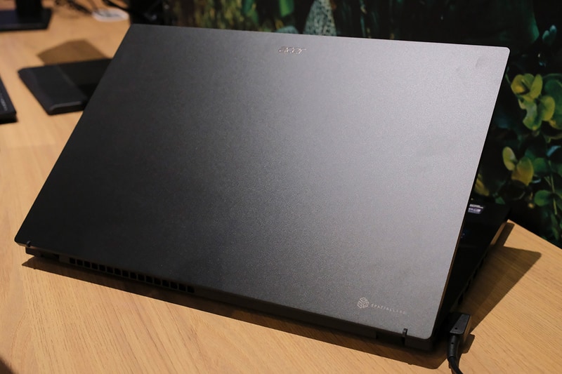 天板。右下にはSpatialLabsの刻印も施される