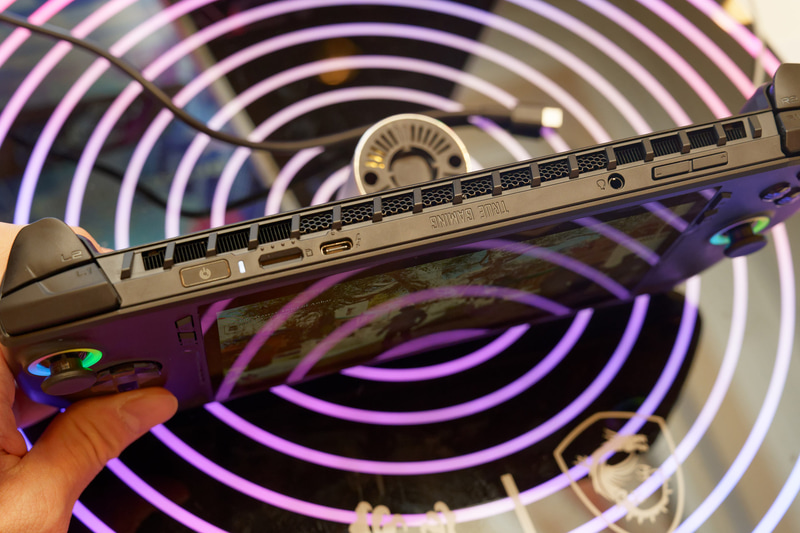 本体上部にThunderbolt 4、microSDカードスロット、ヘッドセット端子、電源ボタンなどを備える