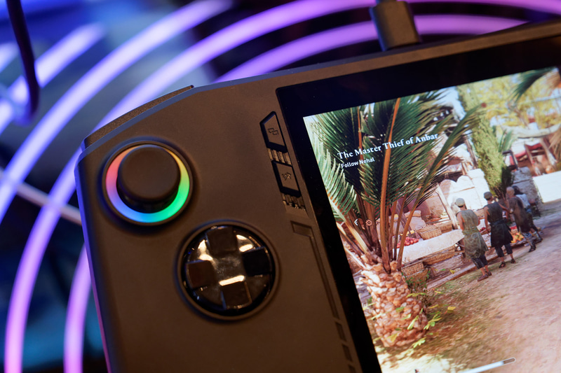 左ジョイスティックはRGBライティング機能付き