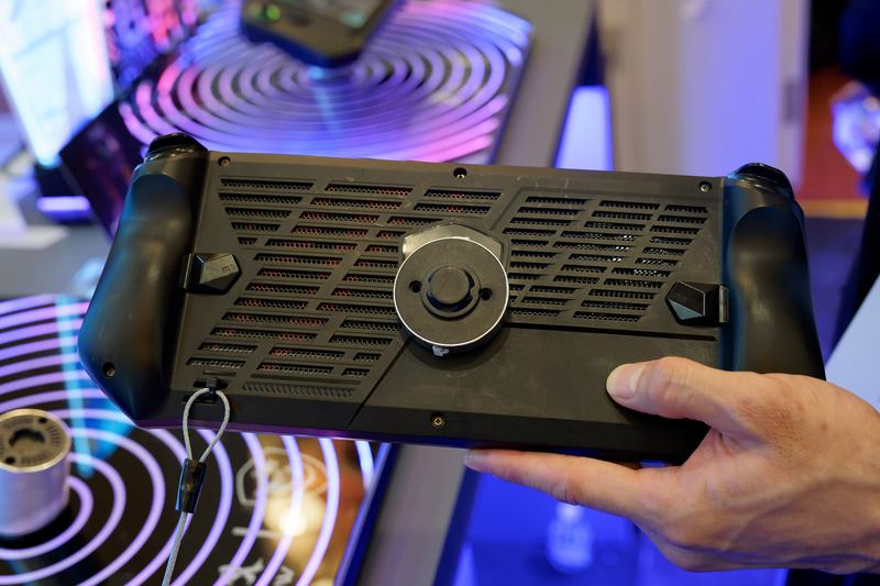 背面左右と上部から排熱する