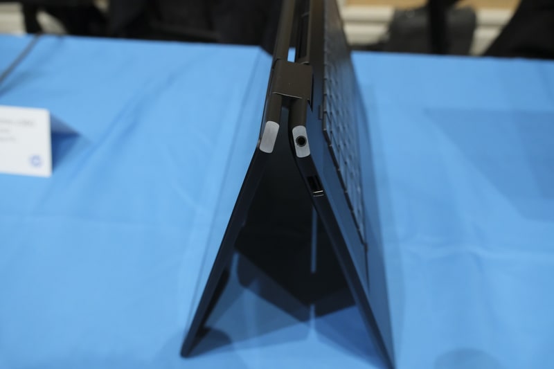 左右奥の斜めにカットされた部分には引き続きインターフェイスを装備