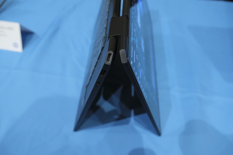 左右奥の斜めにカットされた部分には引き続きインターフェイスを装備