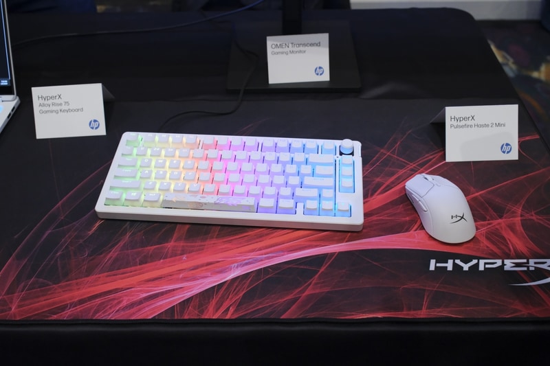 HyperX Alloy Rise 75 Gaming Keyboard(左)とHyperX Pulsefire Haste 2 Mini(右)