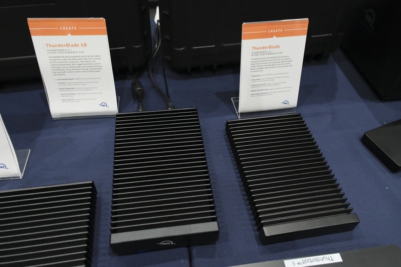 中央がThundeBlade X8。右側はM.2 SSDが4基内蔵できる「ThunderBlade」