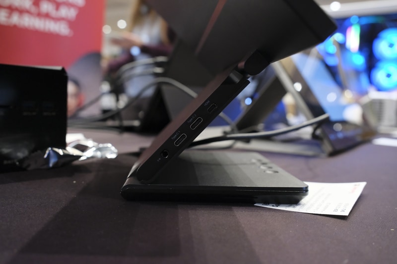 スタンド部分にインターフェイス類がまとまっている