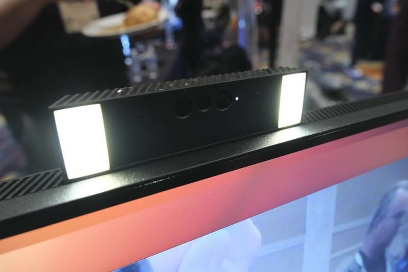 Webカメラ使用時。左右にはLED照明も装備