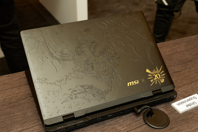 Core i7-14700HX搭載のゲーミングノートPC「Crosshair 16 HX MONSTER HUNTER EDITION」。リオレウスが刻印された天板はド迫力のカッコよさ。さらにパームレストにはゲーム内のアイテムアイコンが使われているなど、随所にこだわりが見られる