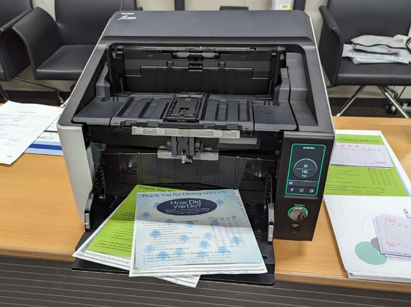 自動スキュー補正により、このような傾いた原稿も真っすぐに給紙するように補正される