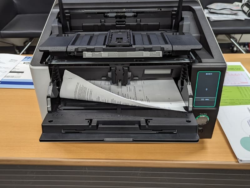 ステープル原稿検知により、ステープルで留めたままと判断された原稿は、途中で給紙が停止することで原稿へのダメージを最小限に抑える