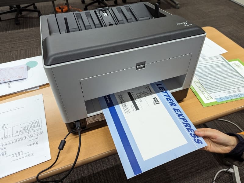 通常はUターンスキャンにより、前面給紙、天面排紙の搬送経路だが、スイッチの切り替えにより前面給紙、背面排紙のストレートスキャンも利用できる