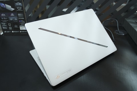 ASUS、Zenbook DuoやROG Phone 8を展示中。ゲーミングのROG NUCも登場