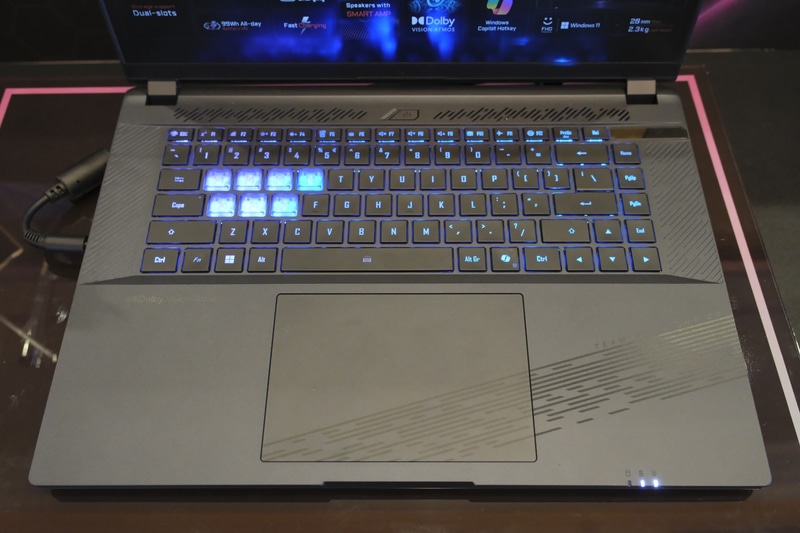 キーボード。Copilotキーも付いている