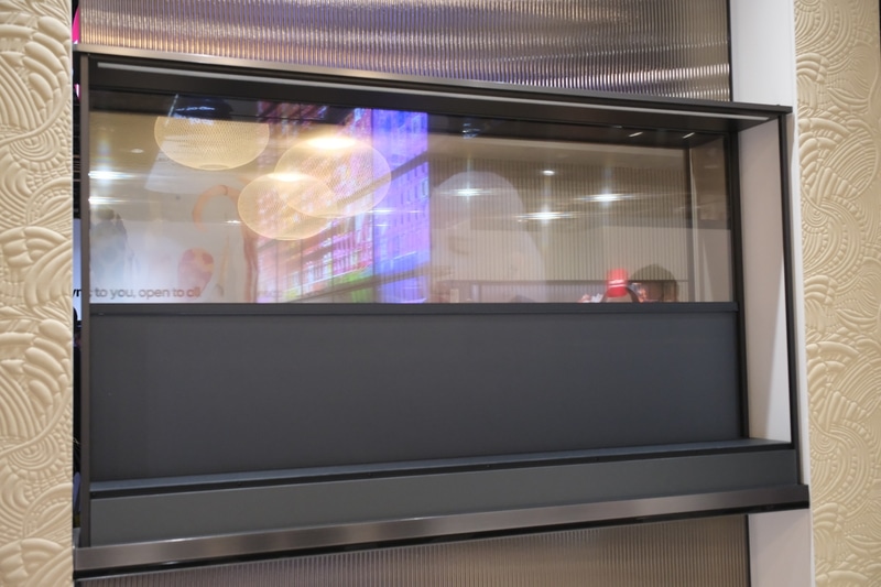 背面の幕によって透明に見えるかどうかを切り替えている