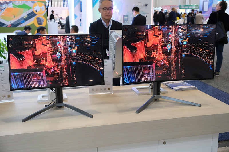 開発中のQD-OLED搭載ゲーミングモニター。左が27型、右が31.5型(湾曲)