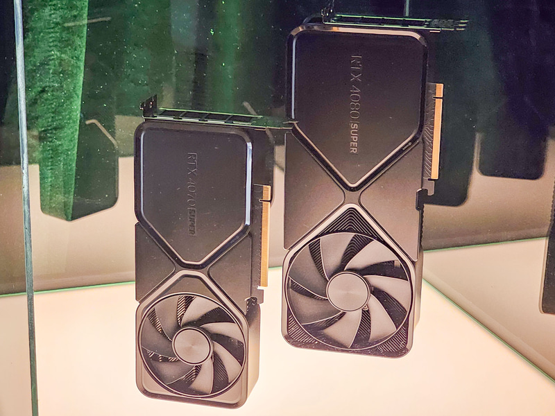 NVIDIAのGeForce RTX 4070 SUPER Founders Edition(左)とGeForce RTX 4080 SUPER Founders Edition(右)