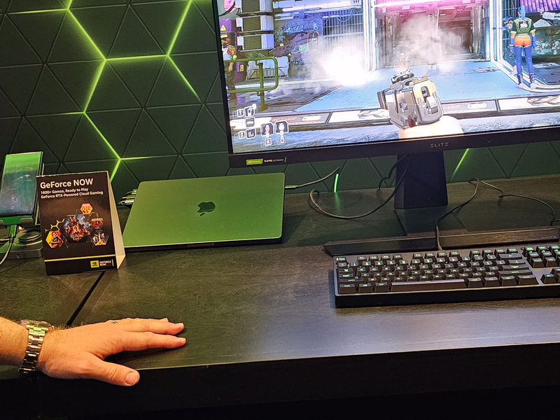 Macbook Proとの組み合わせでGeForce NowでのG-SYNCを行なっているところ