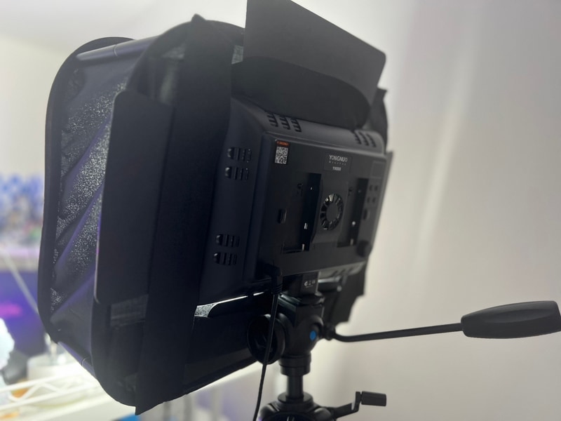 照明1: Yongnuo「YN-900」