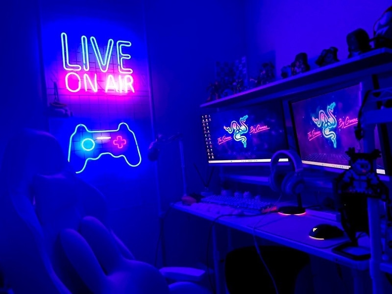 その他: デスクのフチの裏にテープライトを貼ってます。間接照明になってグッと雰囲気がよくなりました。配信画面には映らないのですが……