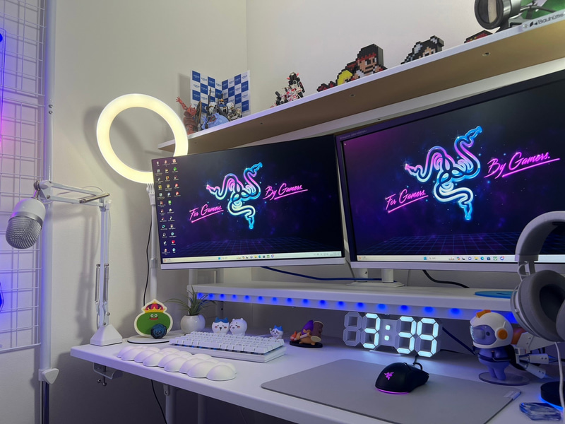 デスク: Bauhutte「ゲーミングデスク 昇降式 PCデスク ホワイト BHD-1200M-WH」。モニター台: Bauhutte「デスクラック2 BHS-1200HN-WH」