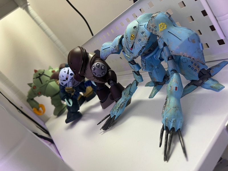 その他: ラックにはお気に入りのゲームグッズやガンプラを飾ってあります。自分のテンションが上がるスペースにするのが大事ですね。