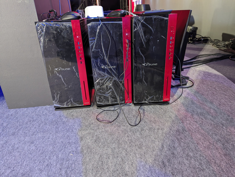 対戦台の裏にはマウスコンピュータのゲーミングデスクトップ「<a href="https://www.mouse-jp.co.jp/store/g/ggtune-fzi9g90b7accw101dec/" class="n" target="_blank">G-Tune FZ-I9G90</a>」が3台設置されていた