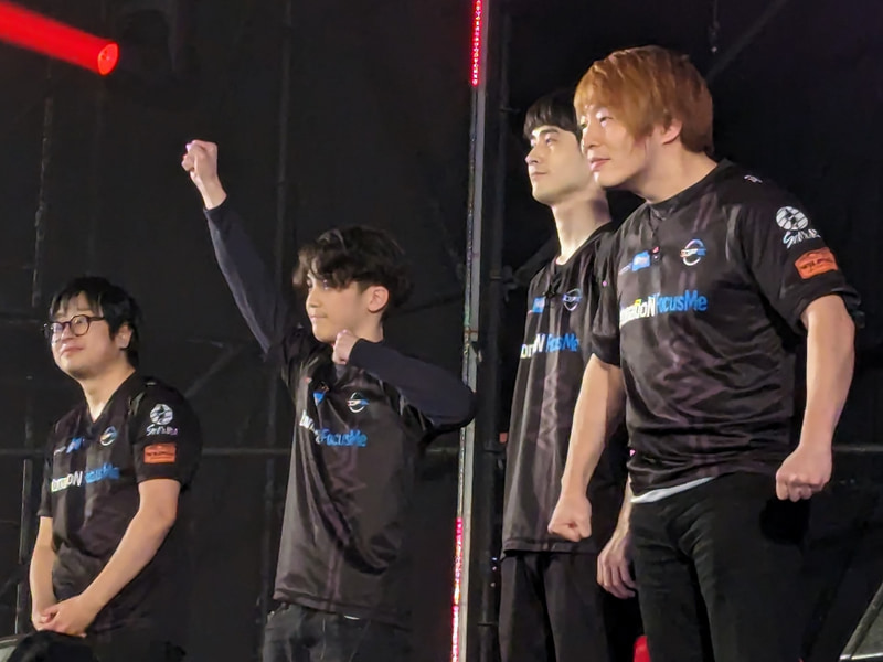 プレイオフを勝ち上がった、リーグ2位のDetonatioN FocusMe。メンバーは奥よりふ～ど、竹内ジョン、ナウマン、板橋ザンギエフ