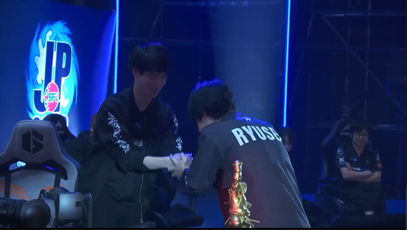 個人的にエモさを感じたポイントの1つとして、りゅうせいは試合前に必ずこうして相手選手に握手を求めにいっていたこと