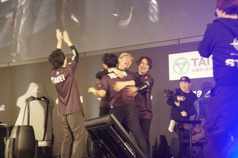 FAV gamingがSFL 2024優勝。ボンちゃんに駆け寄って讃え合うチームメンバーたち