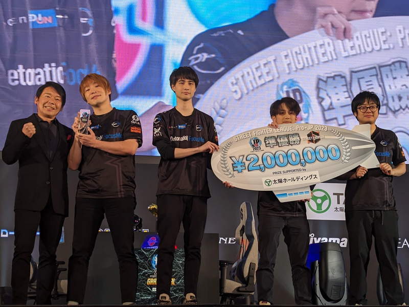 表彰式の様子。2位のDetonatioN FocusMeは賞金200万円
