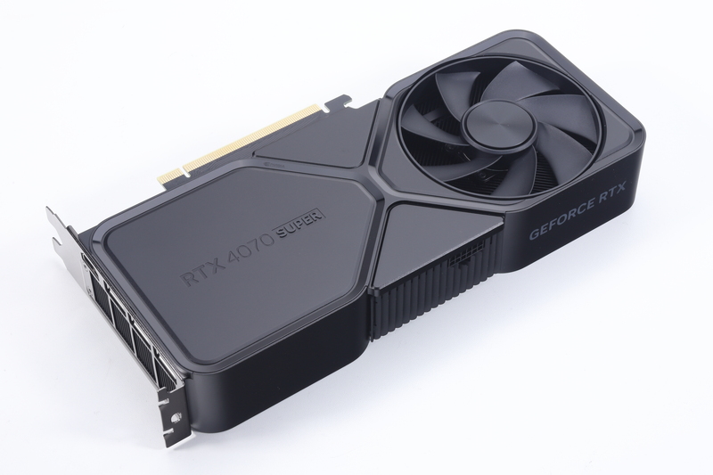 裏面側にはバックプレートと冷却ファンを搭載