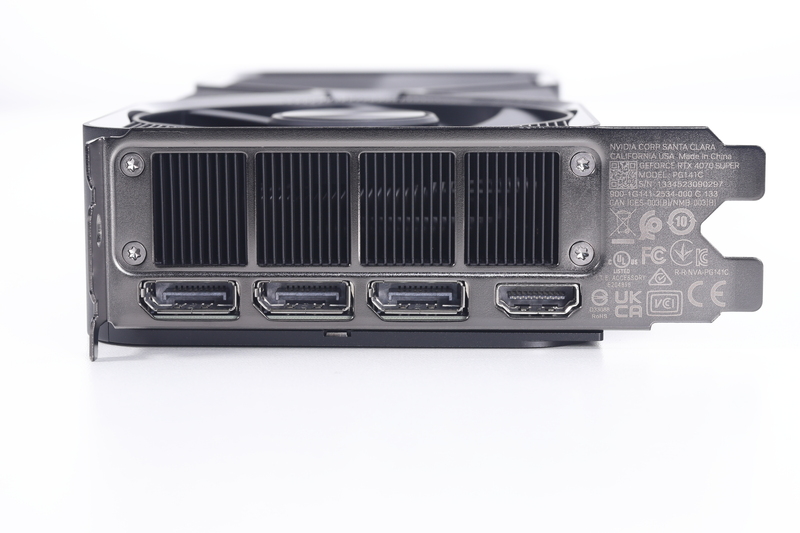 映像出力端子にはHDMI(1基)とDisplayPort(3基)を搭載