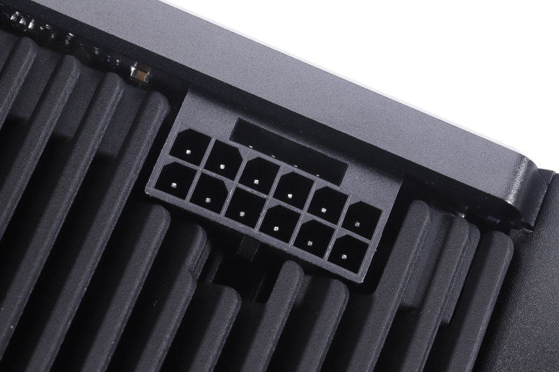 補助電源コネクタは16ピン