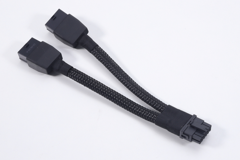 8ピン×2本を16ピンに変換するアダプタが付属する